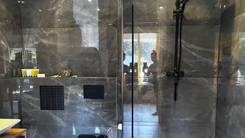Dusche, Haartrockner, Handtücher, Seife