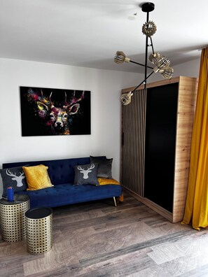 Smart-TV, Bücher, Stereoanlage