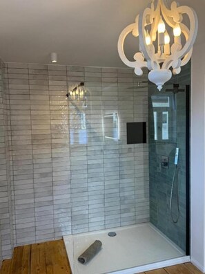 Shower, towels - Enchanting Cottage Retreat in Konigsee (Konigsee)