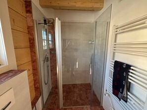 Chuveiro, secador de cabelo, bidê, toalhas de banho