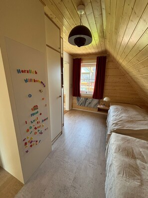 2 bedrooms, iron/ironing board, WiFi - Wooden house with thatched roof at the harbor in Puddemin in a quiet location (Poseritz)