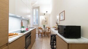 Microonde, forno, piano cottura, lavastoviglie
