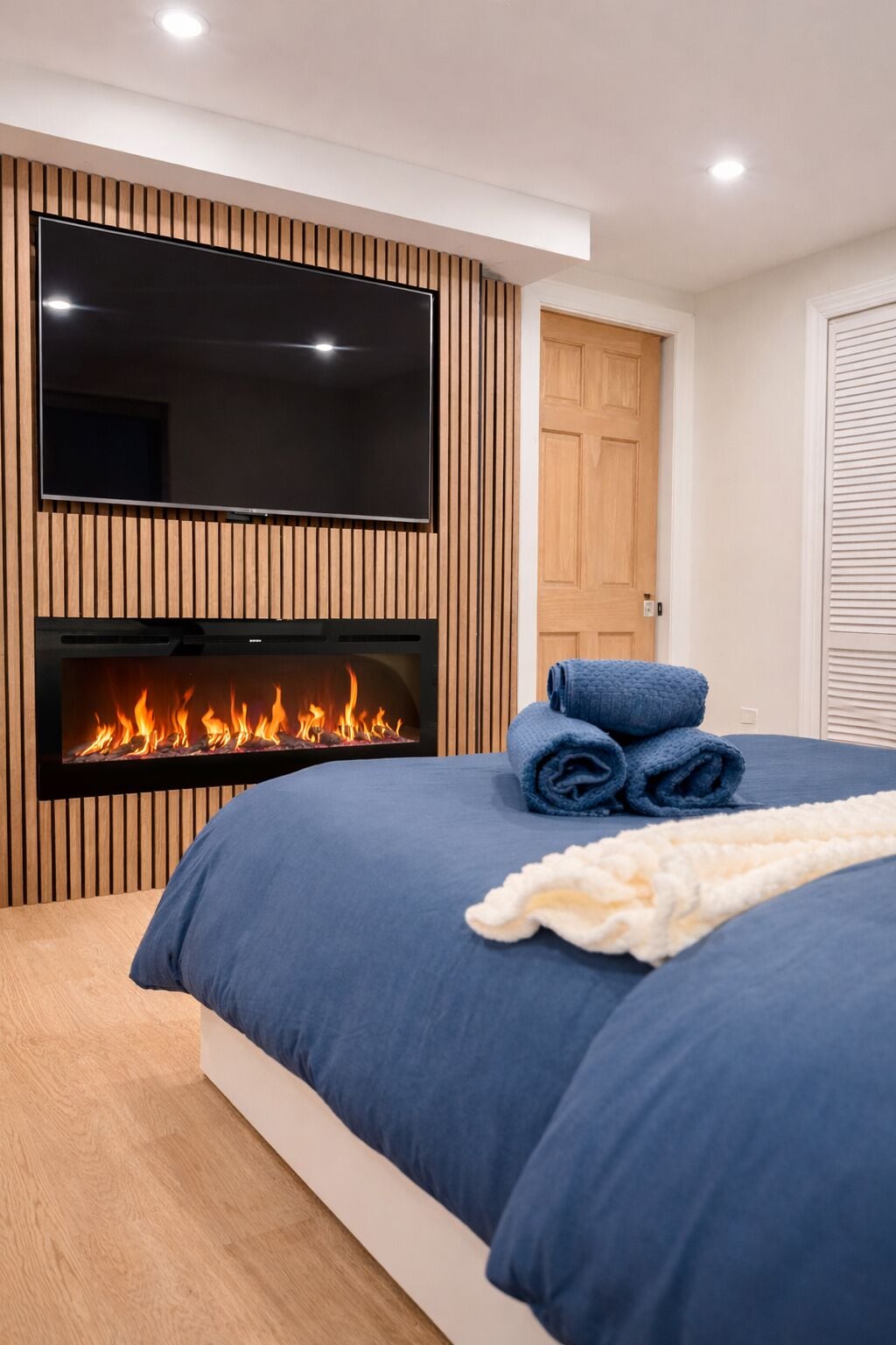 1 soverom, skrivebord, strykejern/-brett og reiseseng for barn