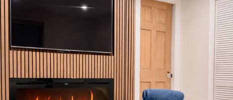 1 soverom, skrivebord, strykejern/-brett og reiseseng for barn