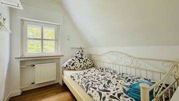 3 Schlafzimmer, Schreibtisch, Bügeleisen/Bügelbrett, Reisekinderbett