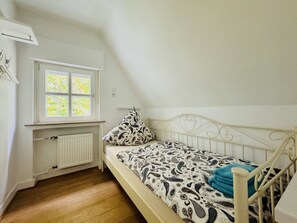 3 Schlafzimmer, Schreibtisch, Bügeleisen/Bügelbrett, Reisekinderbett