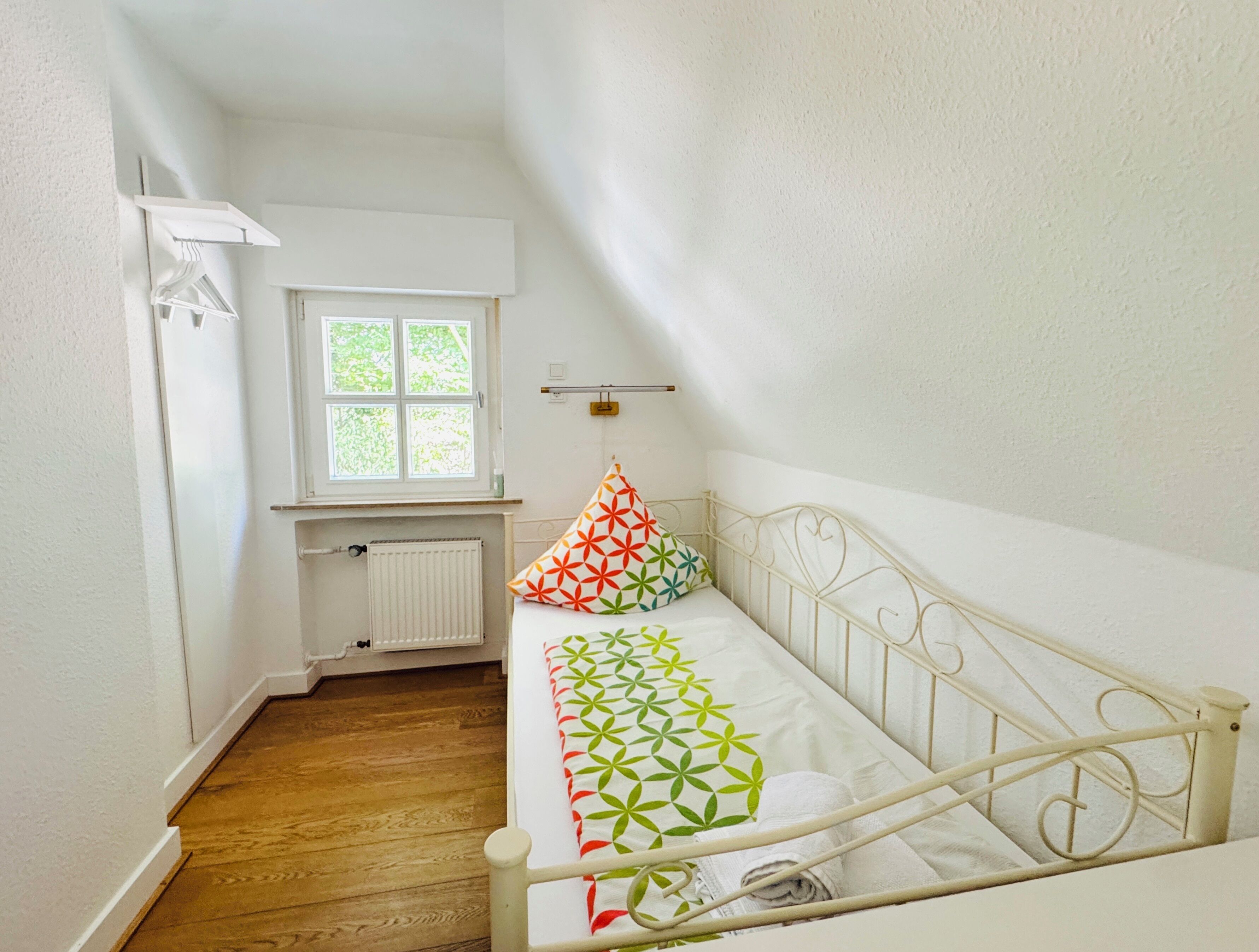 3 slaapkamers, een bureau, een strijkplank/strijkijzer, reisbedje