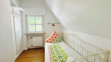 3 slaapkamers, een bureau, een strijkplank/strijkijzer, reisbedje