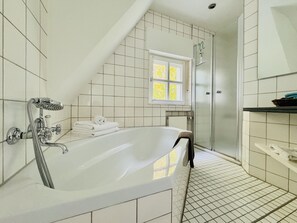 Een douche, een haardroger, een bidet, handdoeken