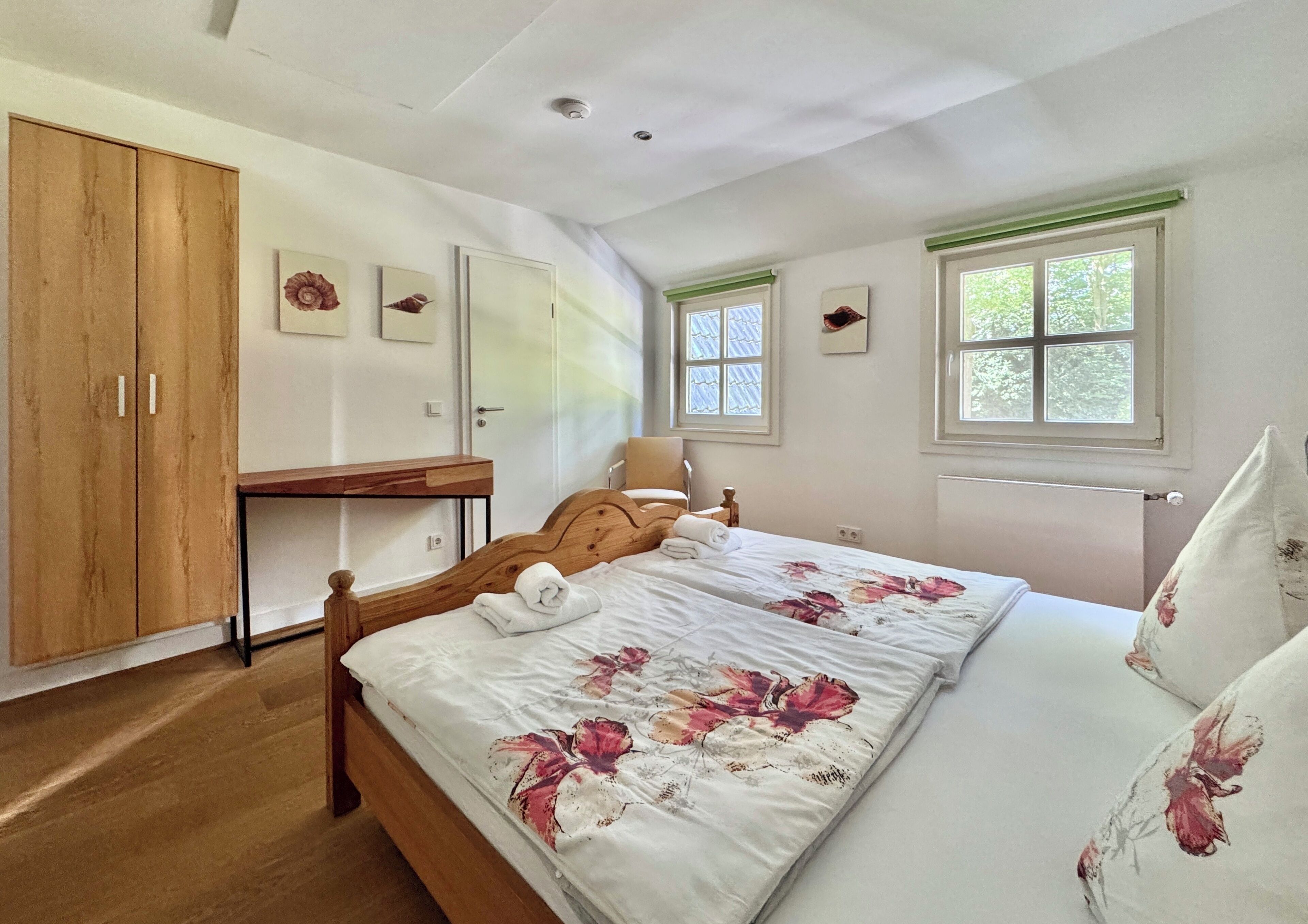 3 chambres, bureau, fer et planche à repasser, lit parapluie