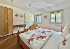 3 habitaciones, escritorio y tabla de planchar con plancha