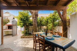 Outdoor dining - Casa Adele in Torre dell'Orso with Private Garden, Wi-Fi and Air Conditioning (Torre dell'Orso)