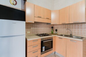 Kjøleskap, ovn, kokeplater og kjøkkenutstyr