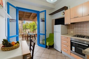 Fridge, oven, stovetop, cookware/dishes/utensils - Casa Adele in Torre dell'Orso with Private Garden, Wi-Fi and Air Conditioning (Torre dell'Orso)