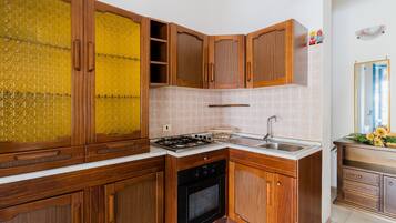 Kühlschrank, Ofen, Herdplatte, Hochstuhl