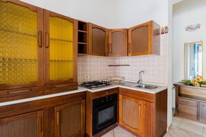 Geladeira, fogão, cooktop, cadeirão de bebê