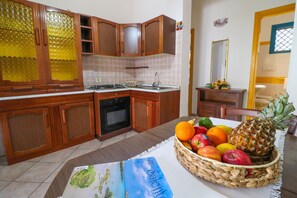 Een koelkast, een oven, een kookplaat, een kinderstoel