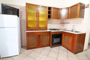 Een koelkast, een oven, een kookplaat, een kinderstoel