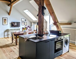 Een koelkast, een oven, een kookplaat, een vaatwasser