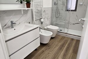 Shower, bidet, towels, shampoo - Duomo at 8 min - Downtown, Qc Terme, 2 roomsDuomo at 8 min - Downtown, Qc Terme, 2 ca (Milan)