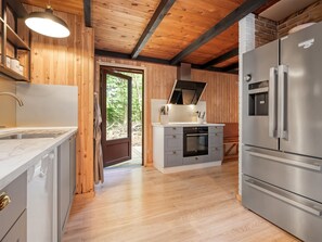 Een koelkast, een microgolfoven, een vaatwasser