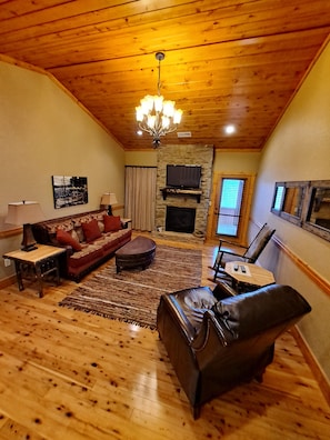 Living area - Coachman 13B
Cozy 1-bedroom cabin Branson with Full Kitchen, Fireplace (Branson)