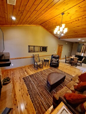 Living area - Coachman 13B
Cozy 1-bedroom cabin Branson with Full Kitchen, Fireplace (Branson)