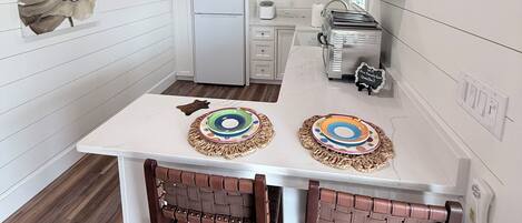 Kjøleskap, mikrobølgeovn, kaffetrakter/tekoker og brødrister