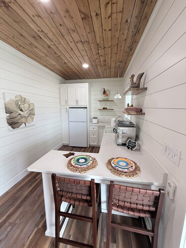 Hilltop Guest House Near Round Top & Fayetteville Lake- 1BR w/ Porch & Views