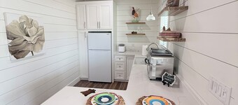 Hilltop Guest House Near Round Top & Fayetteville Lake- 1BR w/ Porch & Views