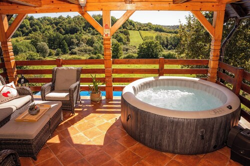 Haus in den Vukomerički Hügeln mit Außen-Jacuzzi, Pool und Platz zum Treffen