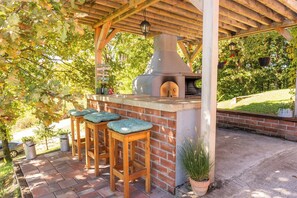Terrace/patio - House in Vukomerički Hills with outdoor jacuzzi, pool, and space for gatherings (Lučelnica)