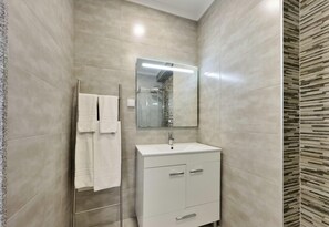 Bathroom - Apartment 'T1 Premium' with Shared Pool, Wi-Fi and Air Conditioning (Portimão)