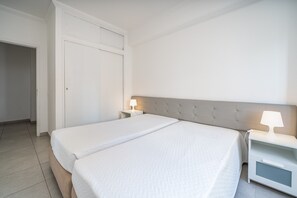 Iron/ironing board, WiFi, bed sheets - Apartment 'T1 Premium' with Shared Pool, Wi-Fi and Air Conditioning (Portimão)