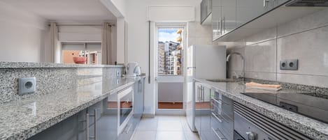 Kühlschrank, Mikrowelle, Ofen, Herdplatte