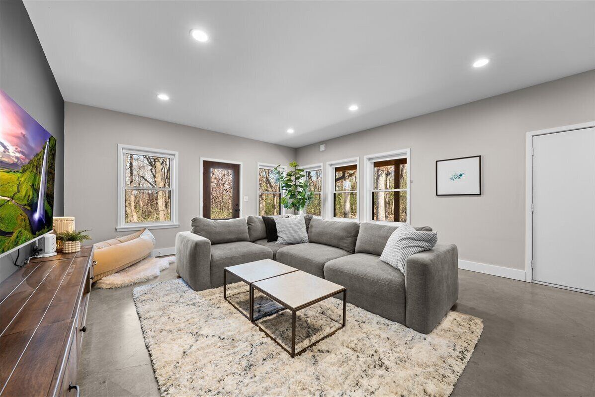 智能电视、壁炉、书