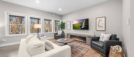 Smart-TV, Kamin, Bücher