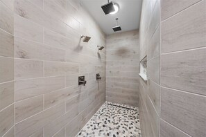 Shower, hair dryer, towels, soap - Cozy 3-bedroom Shouse/Barndominium on acreage near Afton Alps (Hastings)