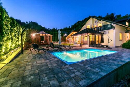 Villa in nature with jacuzzi, sauna, pool, and space for gatherings