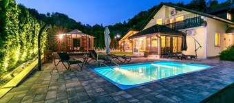 Villa in nature with jacuzzi, sauna, pool, and space for gatherings