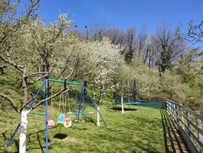 Children’s area - House for couples and families with jacuzzi, sauna, barbecue, and nature views (Krapina)