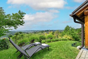 Property grounds - House for couples and families with jacuzzi, sauna, barbecue, and nature views (Krapina)