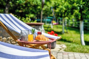 Property grounds - House for couples and families with jacuzzi, sauna, barbecue, and nature views (Krapina)