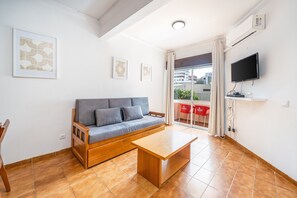 TV - Apartment 'T1 Standard' with Shared Pool, Wi-Fi and Air Conditioning (Portimão)
