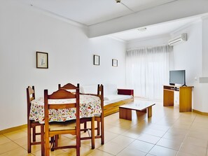 Iron/ironing board, WiFi, bed sheets - Apartment 'T1 Standard' with Shared Pool, Wi-Fi and Air Conditioning (Portimão)