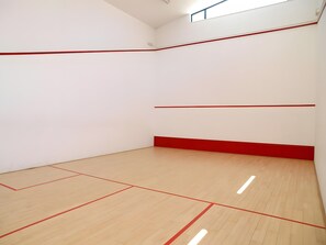 Sport court - Apartment 'T1 Standard' with Shared Pool, Wi-Fi and Air Conditioning (Portimão)