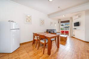 Interior - Apartment 'T1 Standard' with Shared Pool, Wi-Fi and Air Conditioning (Portimão)