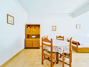 Dining - Apartment 'T1 Standard' with Shared Pool, Wi-Fi and Air Conditioning (Portimão)