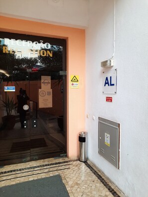 Exterior detail - Apartment 'T1 Standard' with Shared Pool, Wi-Fi and Air Conditioning (Portimão)