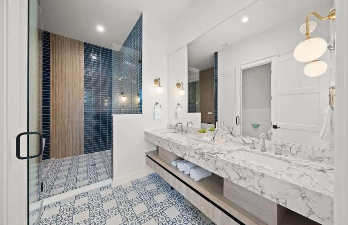 Shower, hair dryer, towels, shampoo